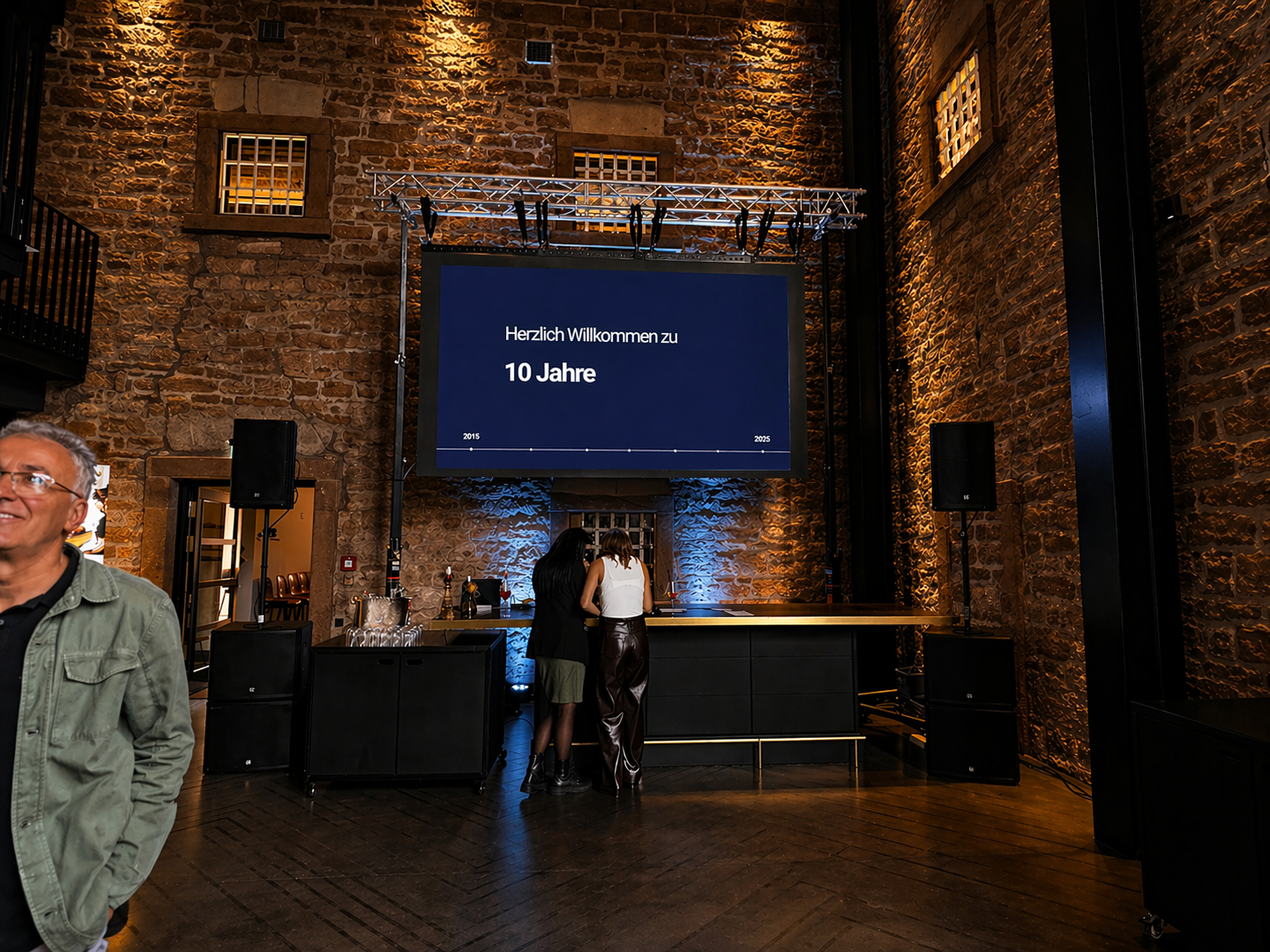 Indoor Event mit farbiger Lichttechnik